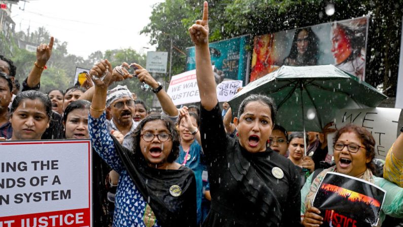 Des professionnels de la santé tiennent des affiches et crient des slogans lors d'une manifestation pour condamner le viol et le meurtre d'une femme médecin à Kolkata, le 30 août 2024. (DIBYANGSHU SARKAR/AFP via Getty Images)