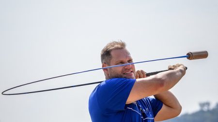 « Pour nous, ce sont les Jeux olympiques » : le hornuss, un sport suisse vieux de plusieurs siècles, toujours fringant