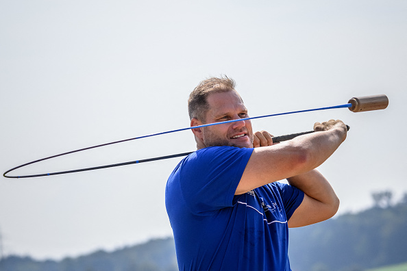 "Pour nous, ce sont les Jeux olympiques" : le hornuss, un sport suisse vieux de plusieurs siècles, toujours fringant