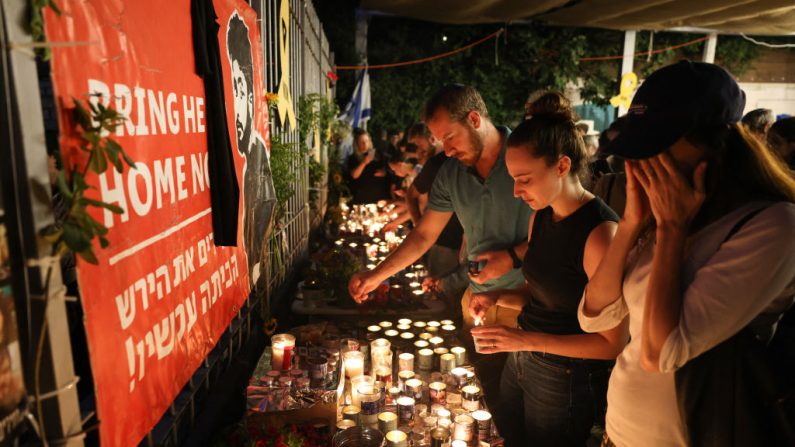 Des personnes assistent à une veillée aux chandelles accompagnée de prières pour l'otage israélien tué Hersh Goldberg-Polin à Jérusalem le 1er septembre 2024, après qu'Israël ait annoncé que ses troupes avaient trouvé six otages morts dans un tunnel de Gaza (AHMAD GHARABLI/AFP via Getty Images)