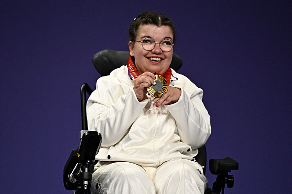 Aurélie Aubert a décroché la médaille d'or en boccia le lundi 2 septembre lors des Jeux paralympiques de Paris 2024.  (JULIEN DE ROSA/AFP via Getty Images)