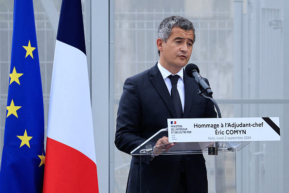 Le ministre de l'Intérieur démissionnaire, Gérald Darmanin, prononce un discours lors d'une cérémonie d'hommage au gendarme français Eric Comyn, cinq jours après qu'il ait été mortellement renversé lors d'un contrôle routier par un conducteur aux multiples condamnations, à Nice, le 2 septembre 2024.  (VALERY HACHE/AFP via Getty Images)