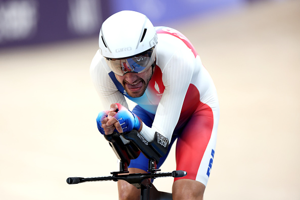 Thomas Peyroton-Dartet lors des qualifications pour la poursuite individuelle du 3000 m C3 au vélodrome de Saint-Quentin-en-Yvelines le 30 août 2024. (Photo Michael Steele/Getty Images)