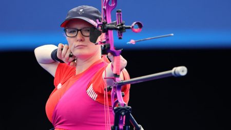 Jeux paralympiques : enceinte de sept mois et médaillée de bronze, l’archère Jodie Grinham épate le public