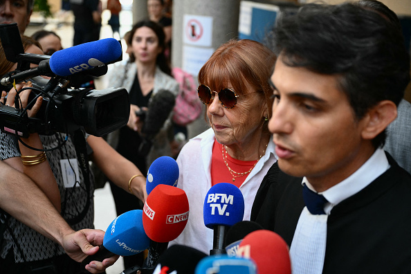 Gisele P. (au c.) écoute son avocat Stéphane Babonneau (à dr.) s'adresser aux médias, le 5 septembre 2024. (CHRISTOPHE SIMON/AFP via Getty Images)