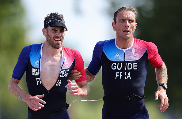 Thibaut Rigaudeau de l'équipe de France et le guide Cyril Viennot participent à l'épreuve masculine de PTVI Para Triathlon. (Alex Slitz/Getty Images)