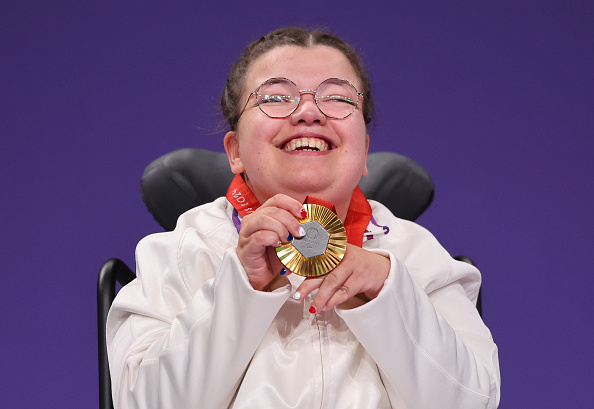 La médaillée d'or, Aurélie Aubert de l'équipe de France, pose pour une photo lors de la cérémonie de remise des médailles pour le match individuel BC1 de la médaille d'or de boccia féminine. (Michael Reaves/Getty Images)