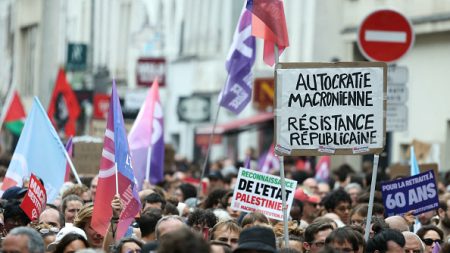 « Résistance », « destitution » : la gauche défile contre Emmanuel Macron