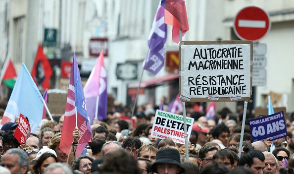 « Résistance », « destitution » : la gauche défile contre Emmanuel Macron