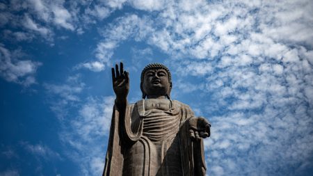 Japon : le nettoyage annuel du plus grand Bouddha en bronze du monde