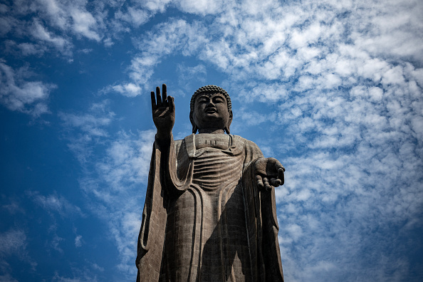 La statue de Bouddha géante Ushiku Daibutsu est photographiée à Ushiku, dans la préfecture d'Ibaraki, le 9 septembre 2024. La statue de Bouddha géante de 120 mètres qui se dresse au nord-est de Tokyo a reçu lundi un « nettoyage » annuel par des nettoyeurs vétérans de plus de 20 ans. (Photo  PHILIP FONG/AFP via Getty Images)