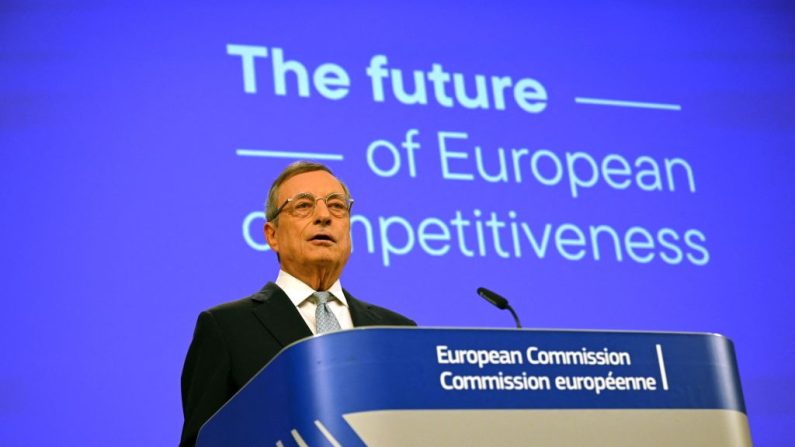 L'ancien Premier ministre et économiste italien Mario Draghi lors d'une conférence de presse sur l'avenir de la compétitivité européenne au siège de l'UE à Bruxelles, le 9 septembre 2024.  (NICOLAS TUCAT/AFP via Getty Images)