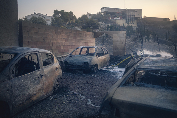 Des voitures brûlées après qu'un incendie de forêt a détruit 70 hectares de végétation, à Narbonne. IDRISS BIGOU-GILLES/AFP via Getty Images)