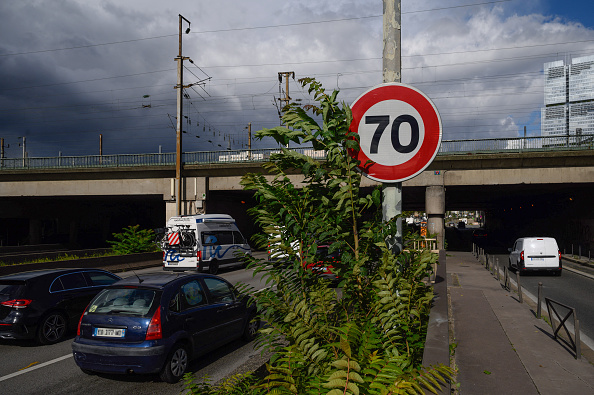 La limitation de vitesse sur le périphérique parisien va passer de 70 à  50 km/h. (ED JONES/AFP via Getty Images)