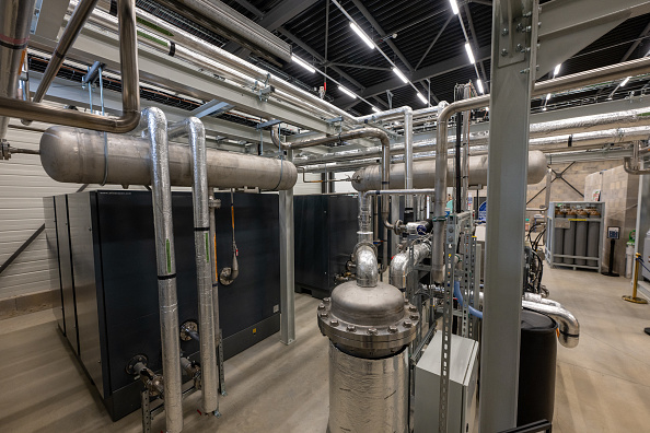 Une partie des installations de traitement du gaz de la première unité pilote de production d'helium en Europe, Saint Parize le Chatel, France, le 11 septembre 2024.
(Photo FREDERIC MOREAU/Hans Lucas via AFP/AFP via Getty Images)