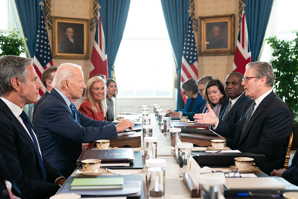 Le secrétaire d'État Antony Blinken (à g.) assiste à une réunion avec le Président américain Joe Biden (deuxième à g.), le Premier ministre Sir Keir Starmer (à dr.) et le ministre des Affaires étrangères David Lammy (deuxième à dr.) dans la Salle bleue de la Maison Blanche, le 13 septembre 2024 à Washington DC, aux États-Unis. (Photo Stefan Rousseau - Pool/Getty Images)