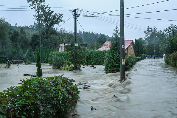 Le ruisseau Porubka est en crue dans la banlieue d'Ostrava. (MICHAL CIZEK/AFP via Getty Images)