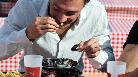 Lille : les invendus de la braderie distribués lors d’un repas solidaire inédit