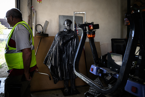 Une statue de l'abbé Pierre est entreposée dans un bâtiment municipal après avoir été déboulonnée par un employé municipal, à Norges-la-Ville, le 17 septembre 2024. Les villes et villages de France s'empressent de se débarrasser des plaques, tandis que les écoles changent de nom, suite à une série d'accusations posthumes d'abus sexuels contre l'Abbé Pierre, une icône de la charité qui a été couvert d'éloges de son vivant. (Photo JEFF PACHOUD/AFP via Getty Images)
