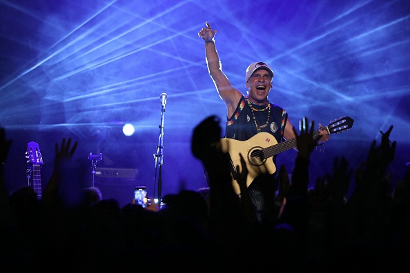 Après 17 ans d'absence, le roi du folk punk global Manu Chao revient avec son album "Viva Tu"