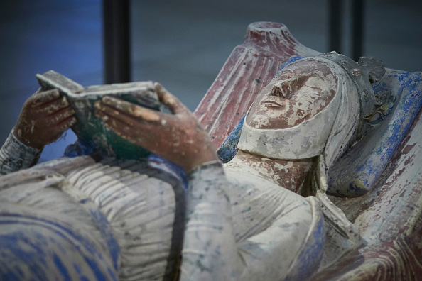 L'effigie du tombeau d'Aliénor d'Aquitaine à l'Abbaye royale de Fontevraud. (GUILLAUME SOUVANT/AFP via Getty Images)