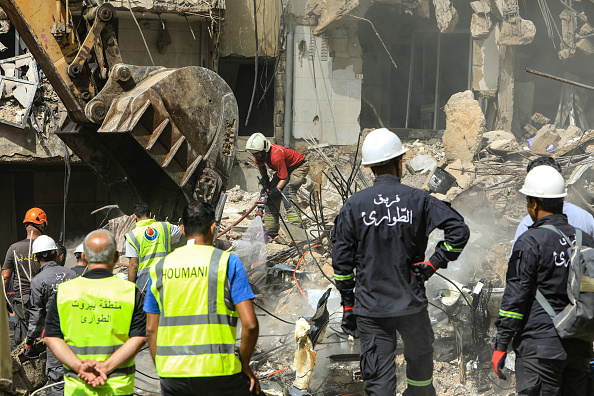 Des sauveteurs fouillent les décombres sur les lieux d'une frappe israélienne qui a visé la banlieue sud de Beyrouth un jour plus tôt, alors que les opérations de recherche et de sauvetage se poursuivent le 21 septembre 2024. (AFP via Getty Images)