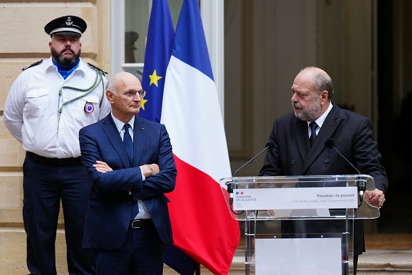 Le ministre de la Justice sortant, Éric Dupond-Moretti (à dr.), prononce un discours aux côtés du nouveau ministre de la Justice, Didier Migaud (à g.), lors de la cérémonie de passation des pouvoirs au ministère de la Justice à Paris, le 23 septembre 2024. (DIMITAR DILKOFF/AFP via Getty Images)