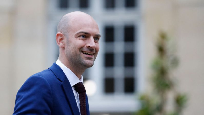 Le nouveau ministre  de l'Europe et des Affaires étrangères, Jean-Noël Barrot, arrive à l'hôtel Matignon à Paris, le 23 septembre 2024 (IAN LANGSDON/AFP via Getty Images)