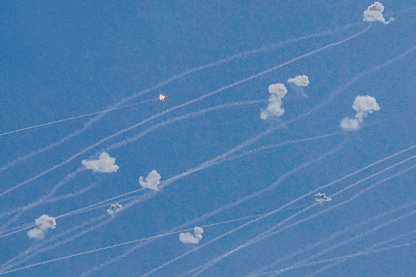 Des roquettes tirées depuis le sud du Liban sont interceptées par le système de défense aérienne israélien Iron Dome au-dessus de la région de la Haute Galilée, le 24 septembre 2024. (JALAA MAREY/AFP via Getty Images)