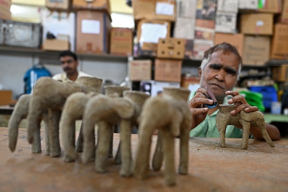 Sur cette photo prise le 17 septembre 2024, un malvoyant fabrique un produit décoratif recyclé dans le cadre du programme d'emploi Avacayam de la Society for Child Development, à New Delhi.  (Photo de SAJJAD HUSSAIN/AFP via Getty Images)