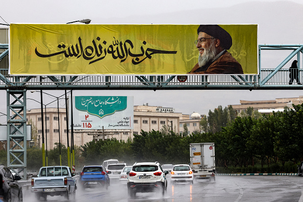 Une banderole portant une photo du chef du Hezbollah, Hassan Nasrallah, est suspendue le long d'un pont dans le nord de Téhéran, le 28 septembre 2024. (ATTA KENARE/AFP via Getty Images)