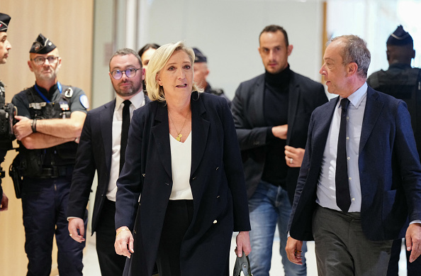 Procès des assistants européens du FN : Marine Le Pen affirme "n'avoir violé aucune règle"