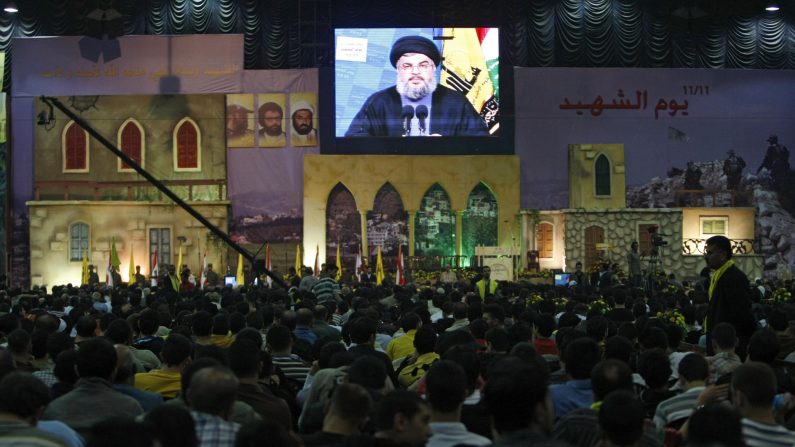 Des partisans du groupe terroriste Hezbollah écoutent le chef Hassan Nasrallah lors d'un discours télévisé à Beyrouth, au Liban, le 11 novembre 2008. (Ramzi Haidar/AFP/Getty Images)