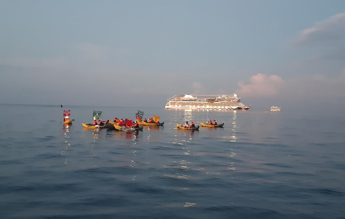 Marseille : des militants écologistes ont empêché les bateaux de croisière d'accoster