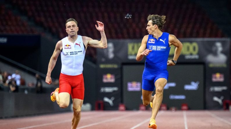 Mondo Duplantis a prouvé mercredi à Zurich qu'il savait aussi sprinter en devançant sur 100 m le Norvégien Karsten Warholm, recordman du monde du 400 m haies. (Photo : FABRICE COFFRINI/AFP via Getty Images)