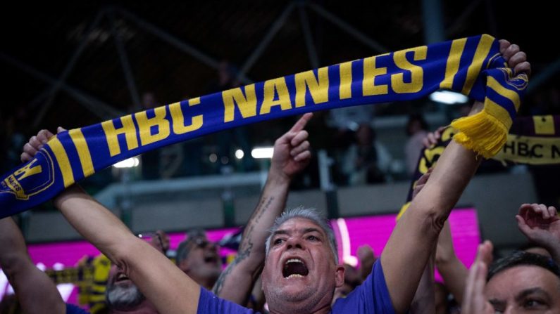 Battu en ouverture de la Ligue des champions, le Handball Club de Nantes a réagi en dominant à domicile l'équipe polonaise de Kielce (23-20), mercredi grâce à ses Espagnols Ignacio Biosca, Valera Rivera et Kauldi Odriozola. (Photo : LOIC VENANCE/AFP via Getty Images)