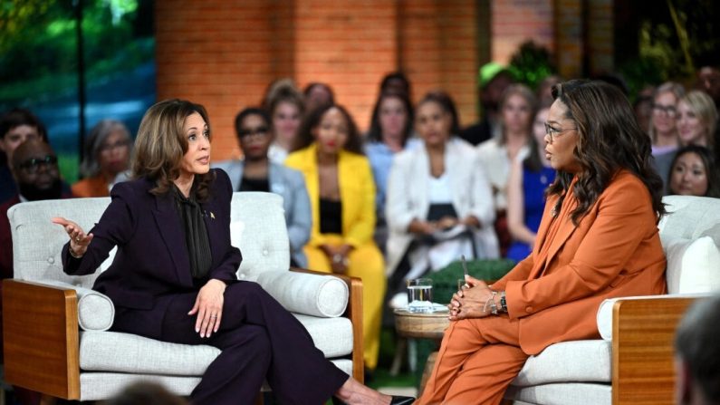 La vice-présidente Kamala Harris aux côtés de la productrice de télévision Oprah Winfrey lors d'un événement diffusé en direct à Farmington Hills (Michigan), le 19 septembre 2024. (Saul Loeb/AFP via Getty Images)