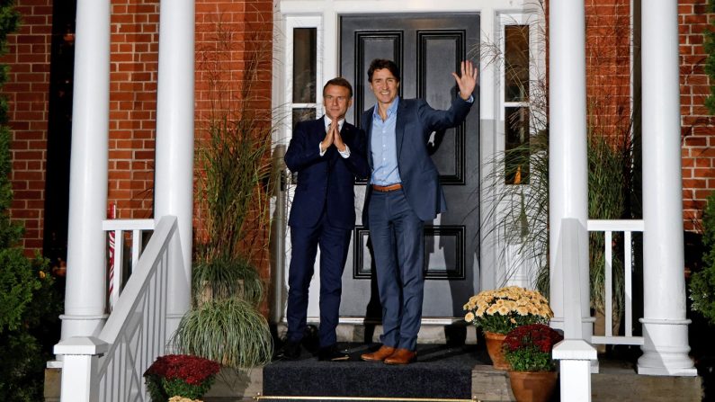 Le premier ministre canadien Justin Trudeau (à dr.) accueille le président français Emmanuel Macron dans sa résidence privée à Ottawa, au Canada, le 25 septembre 2024. (LUDOVIC MARIN/AFP via Getty Images)