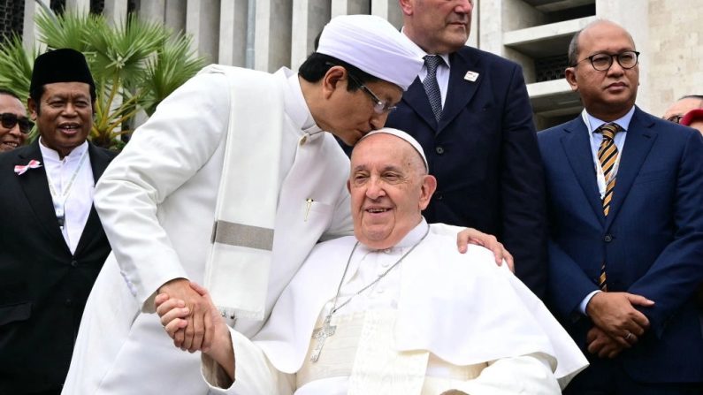 Le grand imam de la mosquée Istiqlal, Nasaruddin Umar (à g.), serre la main du pape François après une réunion interreligieuse avec des chefs religieux à la mosquée Istiqlal de Jakarta, le 5 septembre 2024. (Tiziana Fabi/POOL/AFP via Getty Images)