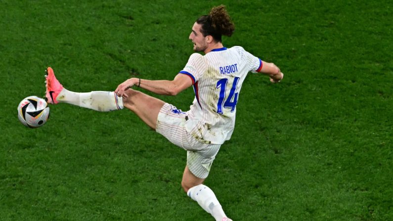 L'OM a réussi l'un des plus gros coups du mercato 15 jours après la fermeture du marché des transferts en obtenant Adrien Rabiot, qui va arriver libre après avoir quitté la Juventus Turin cet été. (Photo : TOBIAS SCHWARZ/AFP via Getty Images)