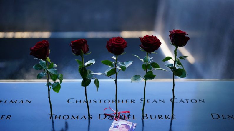 Des roses sont déposées à côté des noms des victimes sur le North Tower Memorial Pool lors de la 23e commémoration de l'attaque terroriste du 11 septembre contre le World Trade Center à Ground Zero, à New York City, le 11 septembre 2024. (ADAM GRAY/AFP via Getty Images)