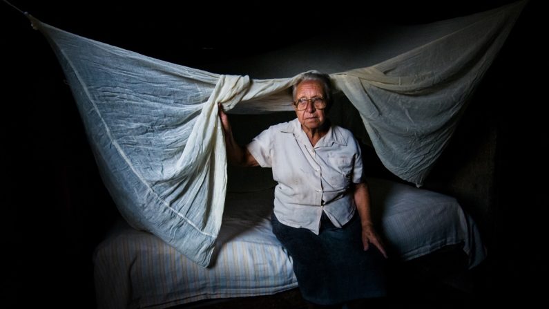 Une femme âgée est assise sur son lit à Holguin, Cuba, le 27 avril 2012. (STR/AFP/GettyImages)