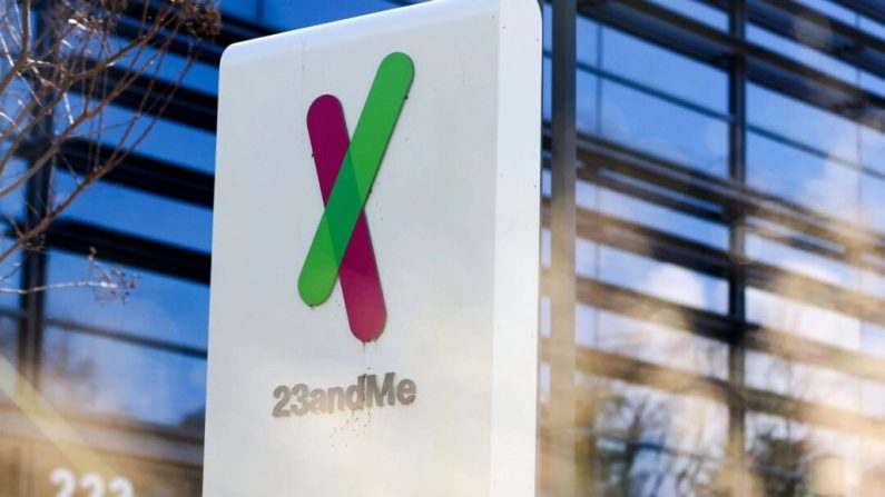 Le logo de l'entreprise est affiché devant le siège de 23andMe à Sunnyvale, en Californie, le 1er février 2024. (Justin Sullivan/Getty Images)