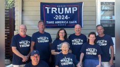 Dans une photo devenue virale, des membres de la famille du candidat démocrate à la vice-présidence Tim Walz affichent leur soutien à Trump