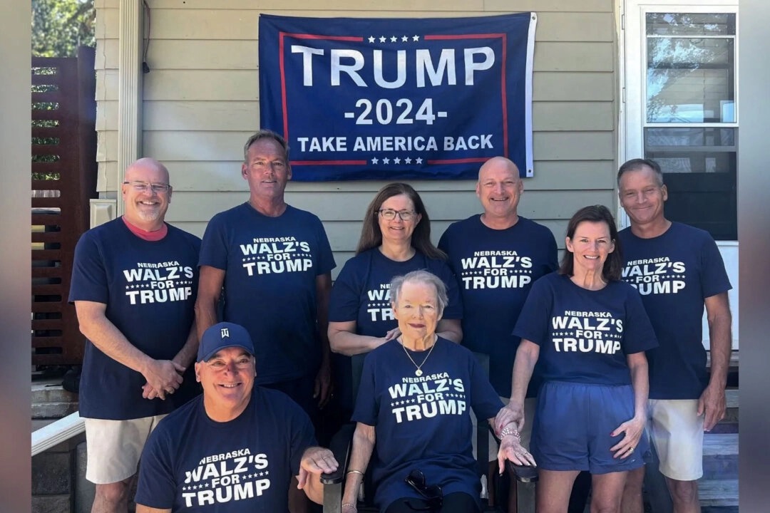 Dans une photo devenue virale, des membres de la famille du candidat démocrate à la vice-présidence Tim Walz affichent leur soutien à Trump