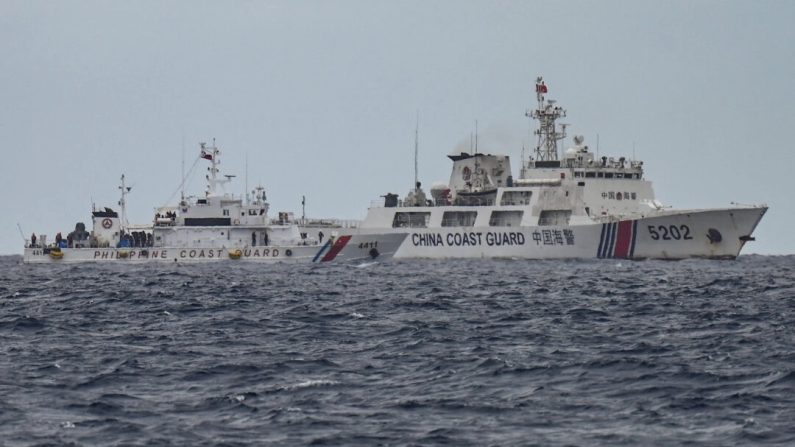 Un navire des gardes-côtes chinois (à dr.) passe devant le navire des gardes-côtes philippins BRP Cape Engaño (à g.), photographié depuis le BRP Cabra lors d'une mission de ravitaillement dans les eaux contestées de la mer de Chine méridionale, le 26 août 2024. (Jam Sta Rosa/AFP via Getty Images)