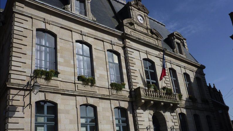 Hôtel de ville de Saint-Brieuc depuis la place du Général-de-Gaulle. (Photo Wikimedia)