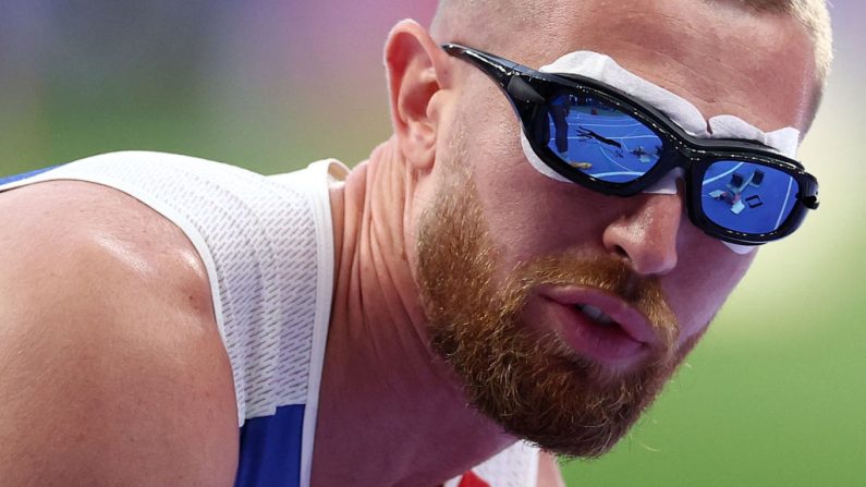 Timothée Adolphe a obtenu la médaille d'argent paralympique dimanche lors de l’épreuve du 400 m T11 au Stade de France, la deuxième de sa carrière. (Photo : FRANCK FIFE/AFP via Getty Images)