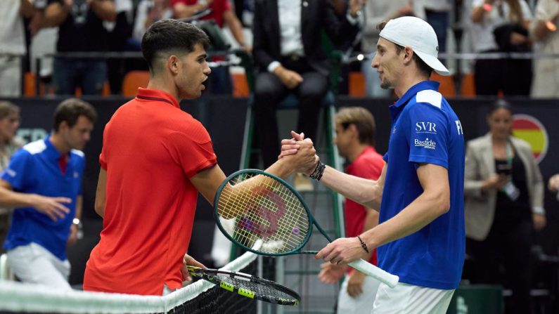 L'équipe de France a été éliminée en phase de groupes de la Coupe Davis par l'Espagne après la victoire du n°3 mondial Carlos Alcaraz face à Ugo Humbert (18e) vendredi à Valence.  (Photo : Angel Martinez/Getty Images for ITF)