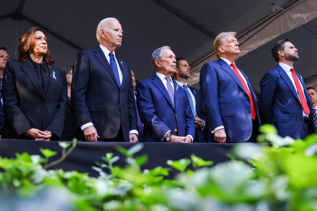 Biden se fait prendre en photo coiffé d'une casquette pro-Trump, la Maison-Blanche minimise